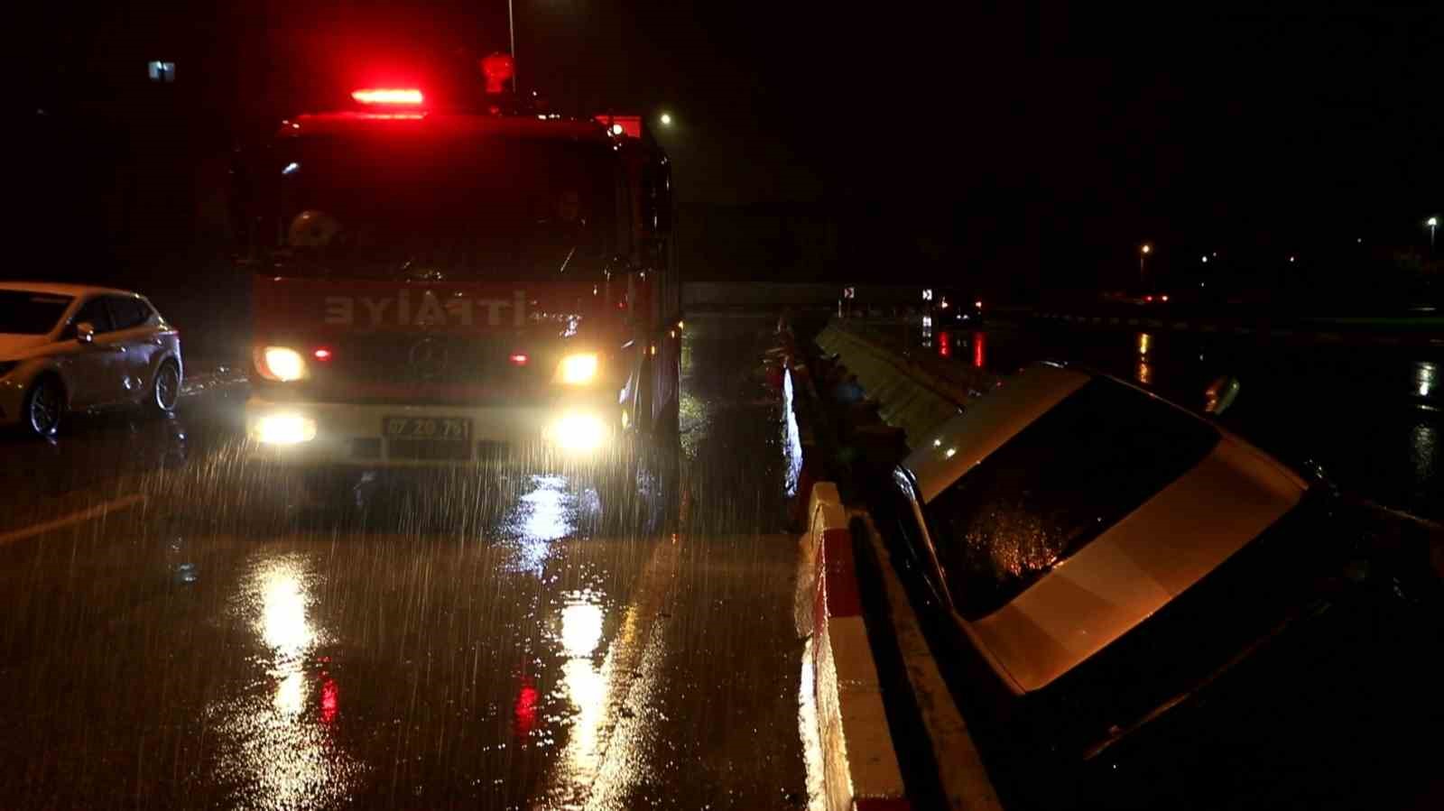 Kanala u&ccedil;an otomobilin s&uuml;r&uuml;c&uuml;s&uuml; kazayı yara almadan atlattı
