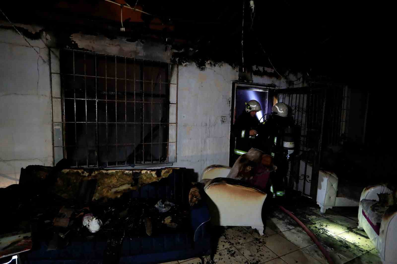 Antalya&rsquo;da gecekondu yangını: K&uuml;le d&ouml;nen evini g&ouml;r&uuml;nce g&ouml;zyaşlarına boğuldu
