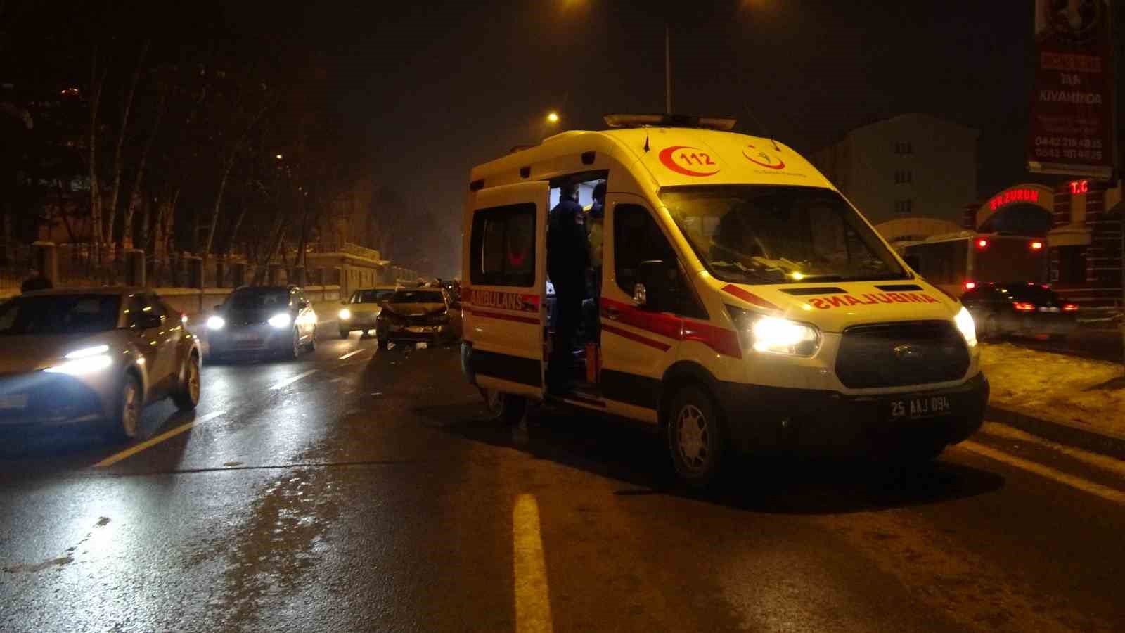 Erzurum&rsquo;da zincirleme trafik kazası: 3 yaralı
