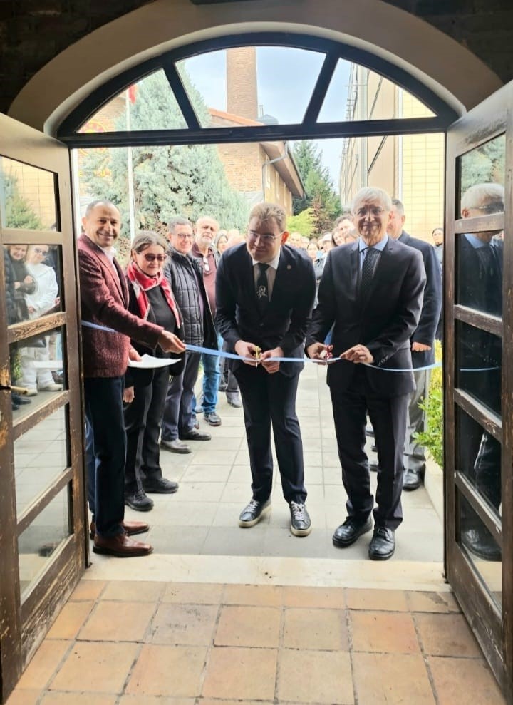 Otizmli ressam Alp Eren Candan’ın resim sergisi