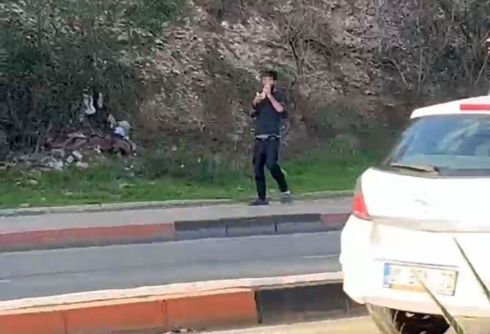 Adana’da herkesin gözü önünde poşetle uçucu madde çekti