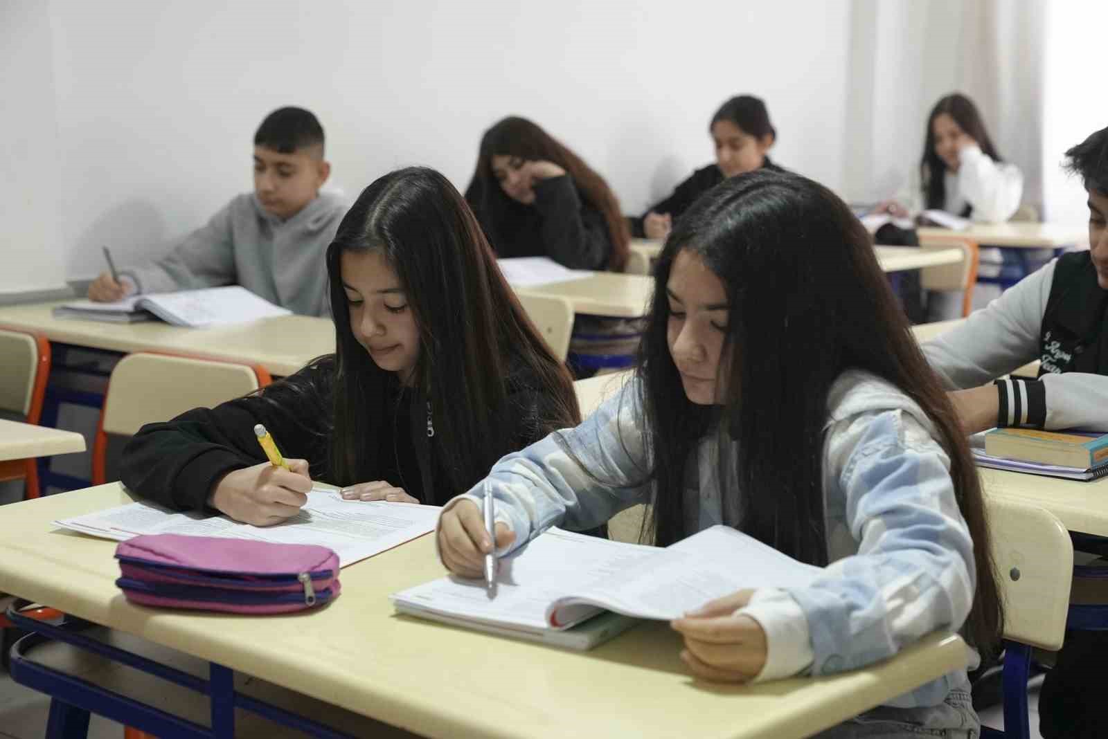 Mersin’de öğrencilere ücretsiz eğitim desteği