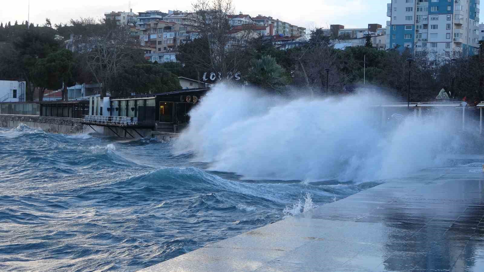 Çanakkale Boğazı fırtına nedeniyle kapatıldı, feribot seferleri durdu, dev dalgalar sahili dövdü