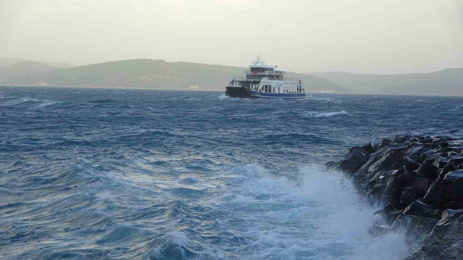 Çanakkale Boğazı fırtına nedeniyle kapatıldı, feribot seferleri durdu, dev dalgalar sahili dövdü