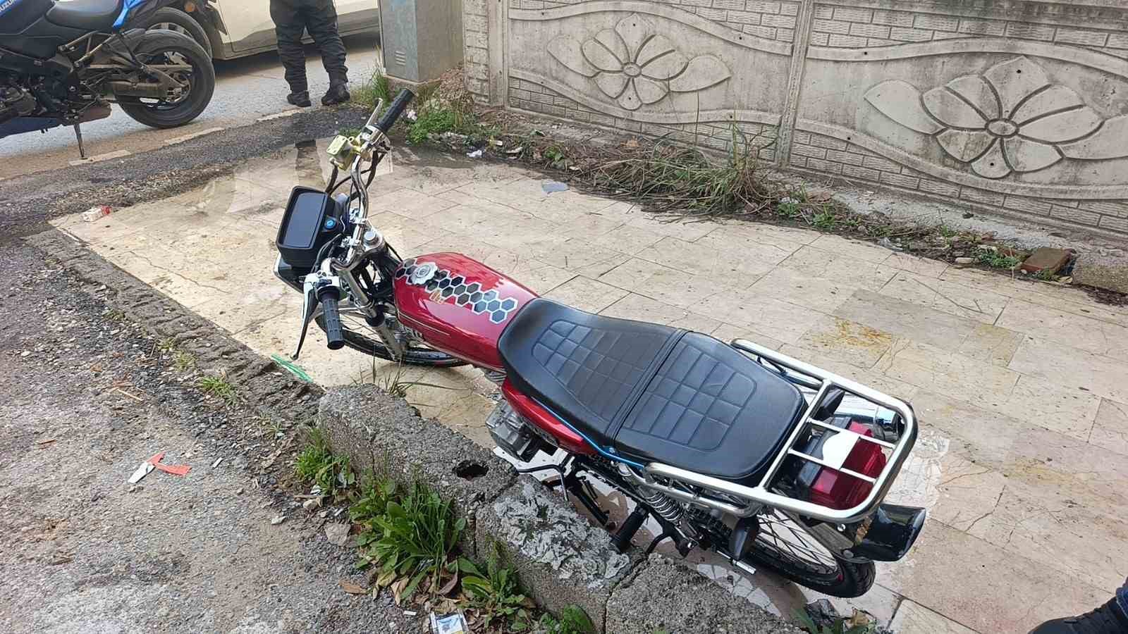 Trafik polisini g&ouml;r&uuml;nce motosikleti bırakıp ka&ccedil;tı

