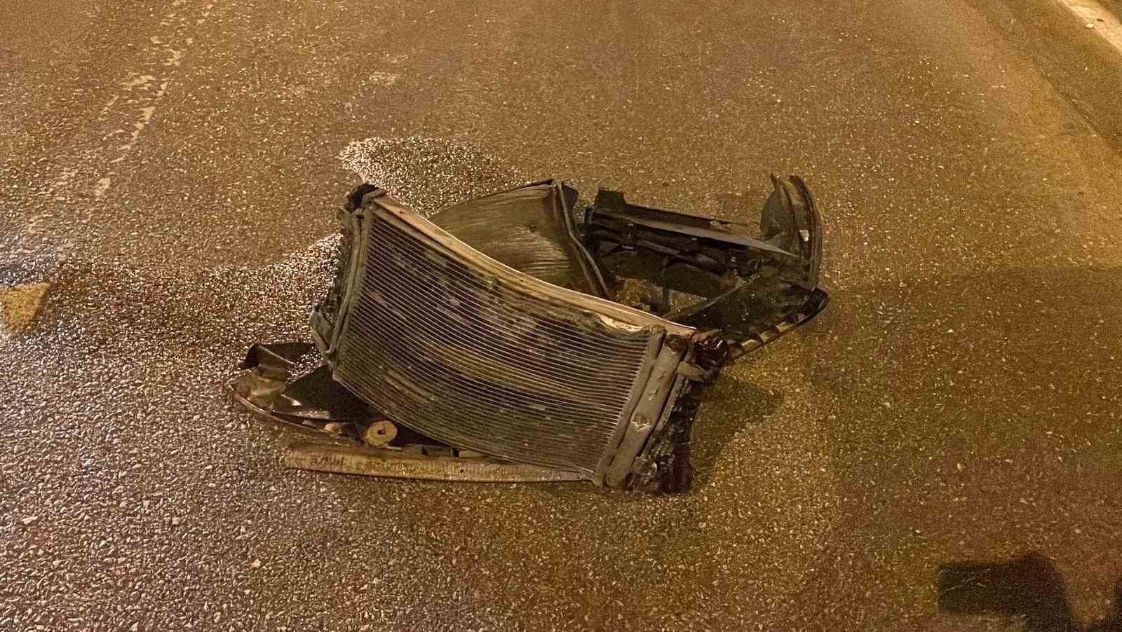 Kaza yapan hafifi ticari aracın radyat&ouml;r&uuml; 30 metre fırladı: 1 yaralı
