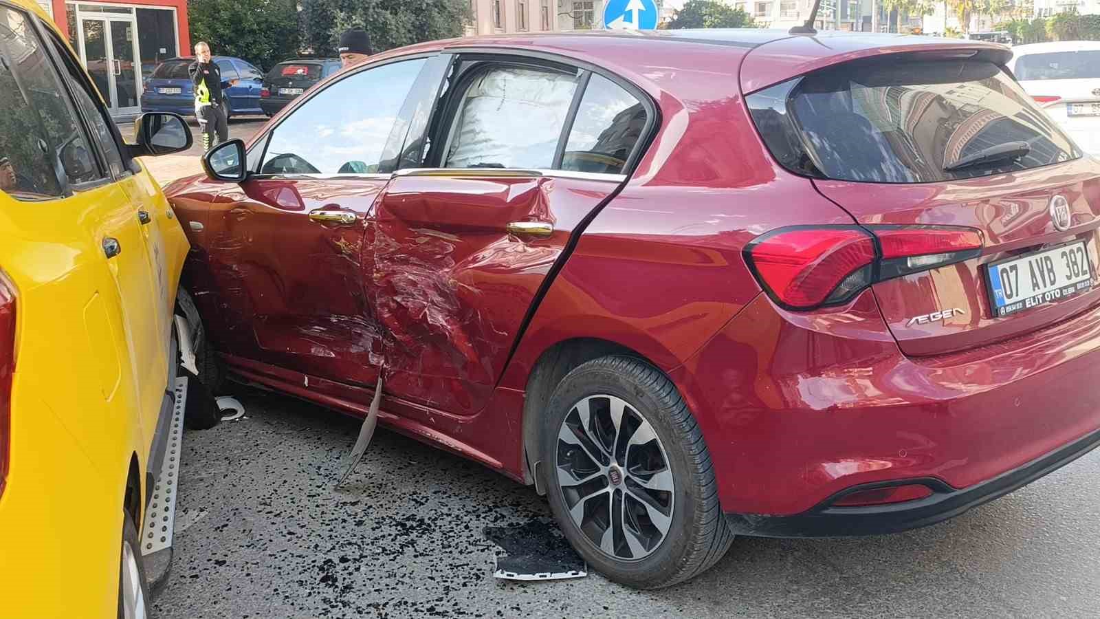 Sağa d&ouml;nmek i&ccedil;in sinyal verip &ouml;nce sol şeride ge&ccedil;en otomobile yandan &ccedil;arptı
