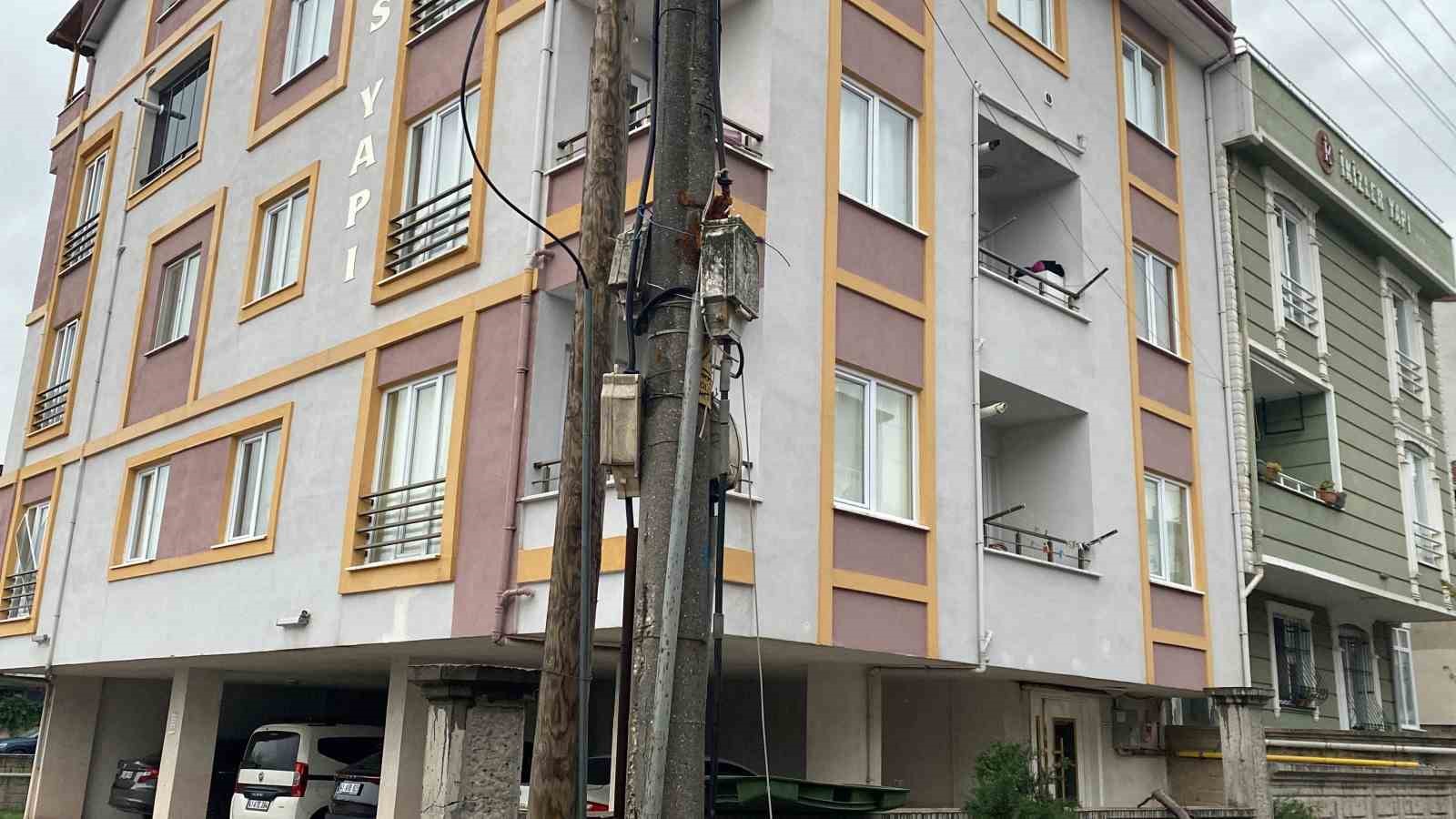 Kocaeli&rsquo;de şiddetli r&uuml;zgar 12 metrelik ağacı devirdi: Yol trafiğe kapandı
