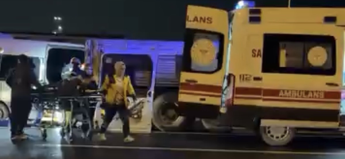 Kocaeli&rsquo;de servis minib&uuml;s&uuml; ile kamyon &ccedil;arpıştı: 7 yaralı
