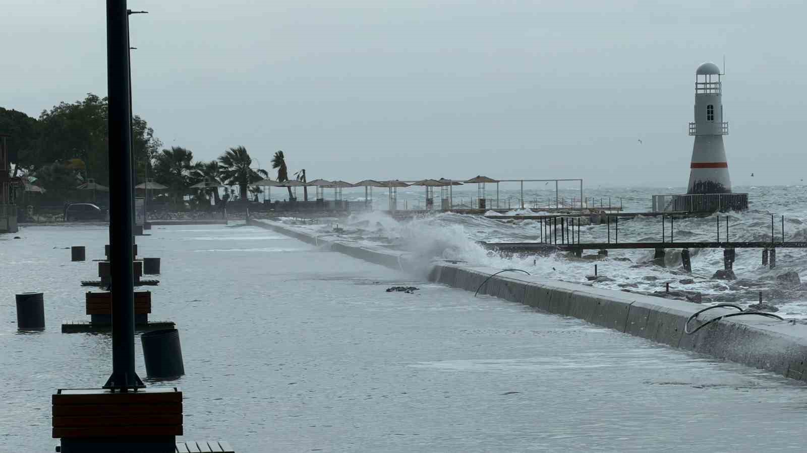 Edremit&rsquo;te denizle kara birleşti, işletmeler sular altında kaldı
