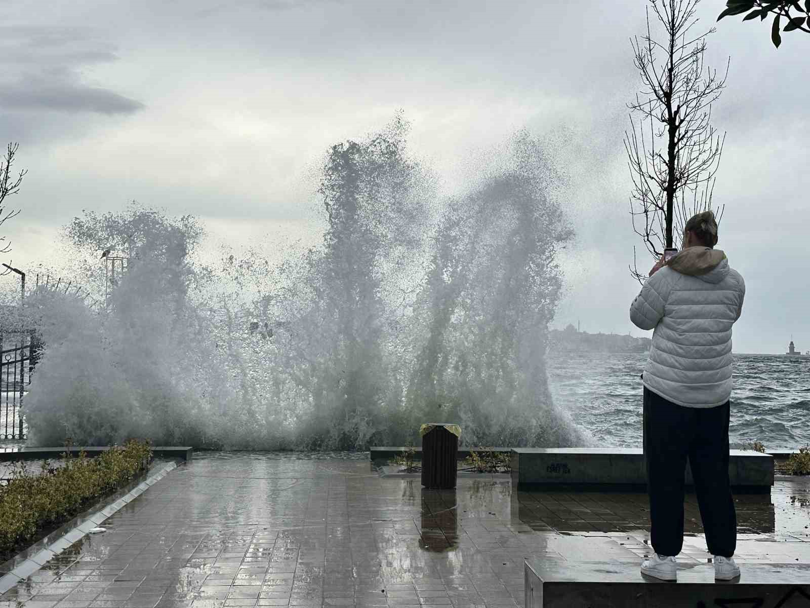 İstanbul’da dev dalgalar oluştu
