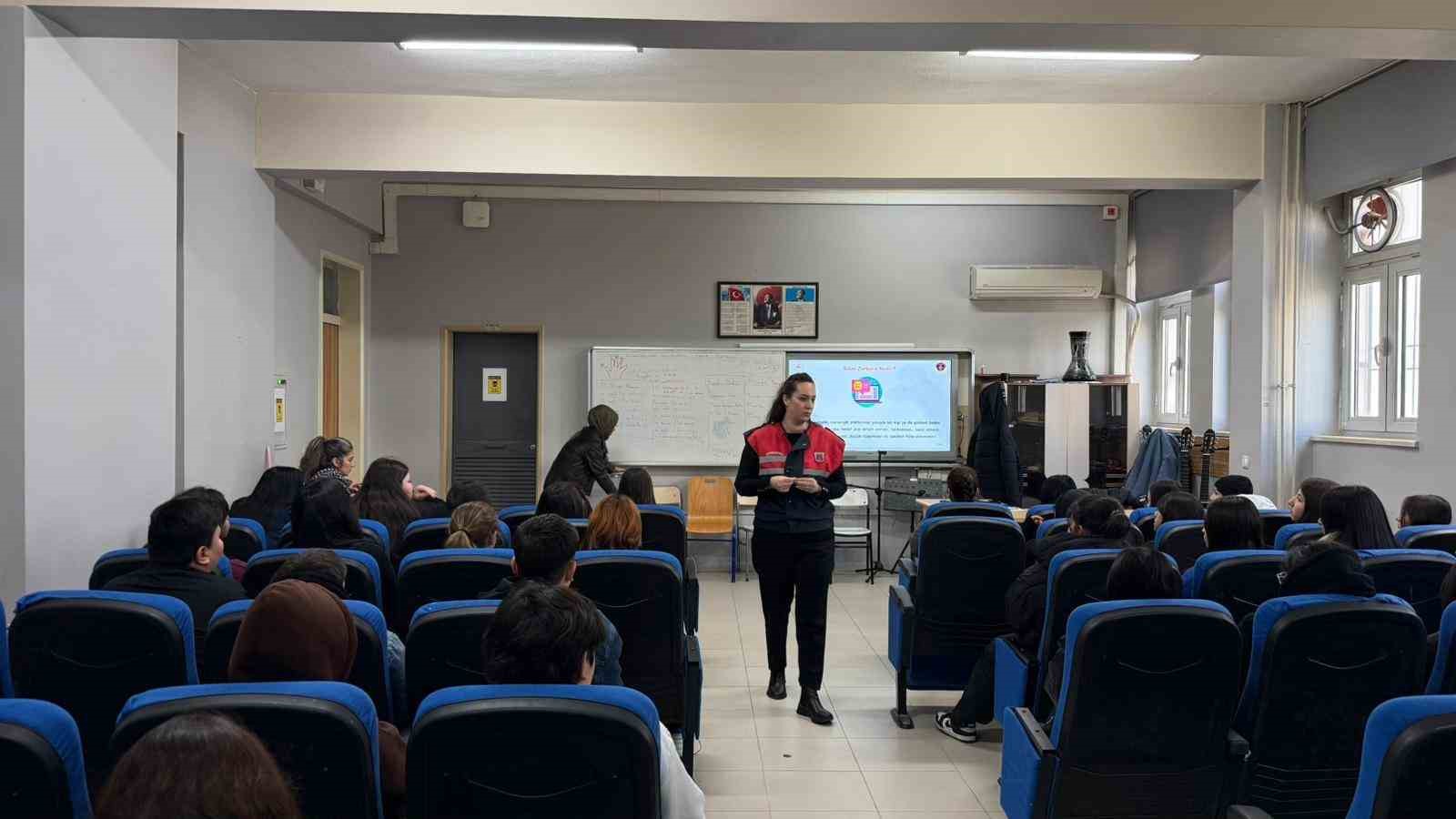 Jandarmadan lise &ouml;ğrencilerine siber farkındalık eğitimi
