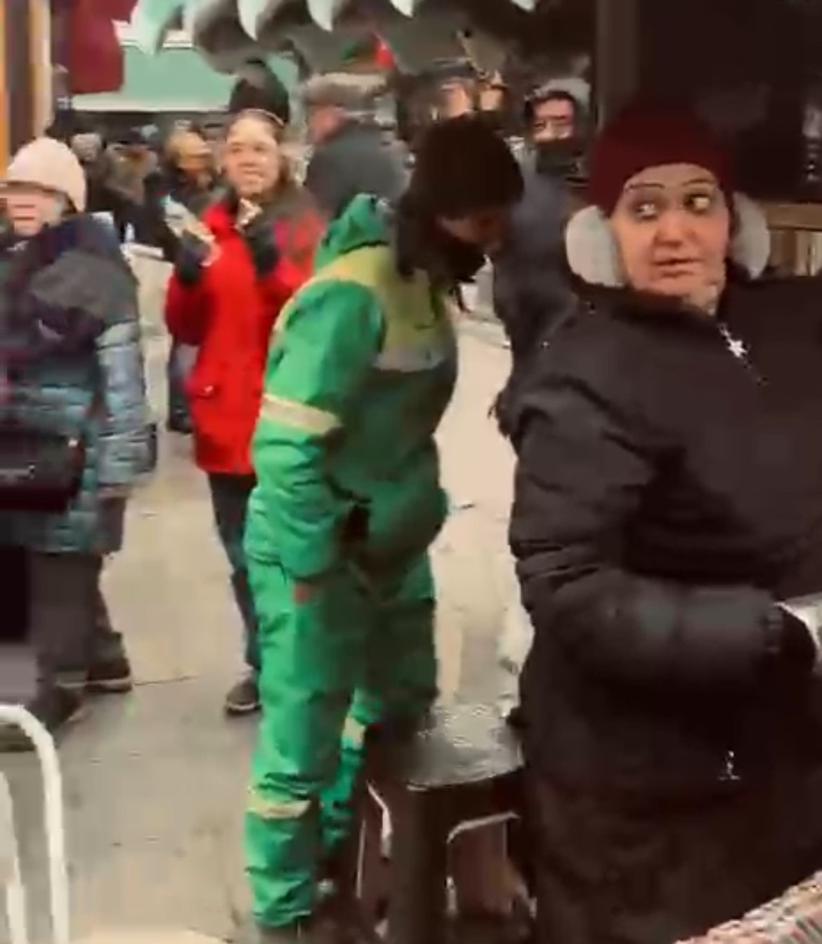 Askerde sandığı oğlunu karşısında g&ouml;ren anne duygulandı
