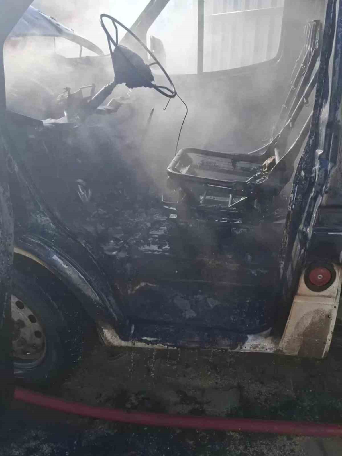 Suluova&rsquo;da park halindeki kamyonet yandı
