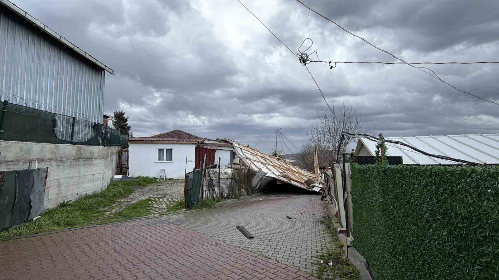 Arnavutk&ouml;y&rsquo;de &ccedil;atı 30 metre u&ccedil;arak başka evin &uuml;zerine d&uuml;şt&uuml;
