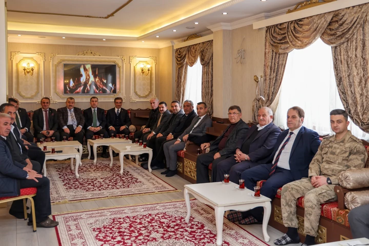 Yıllardır bitirilemeyen Bayburt-G&uuml;m&uuml;şhane Havalimanı i&ccedil;in iki ilin valisi bir araya geldi: 2026&rsquo;da tamamlanması hedefleniyor
