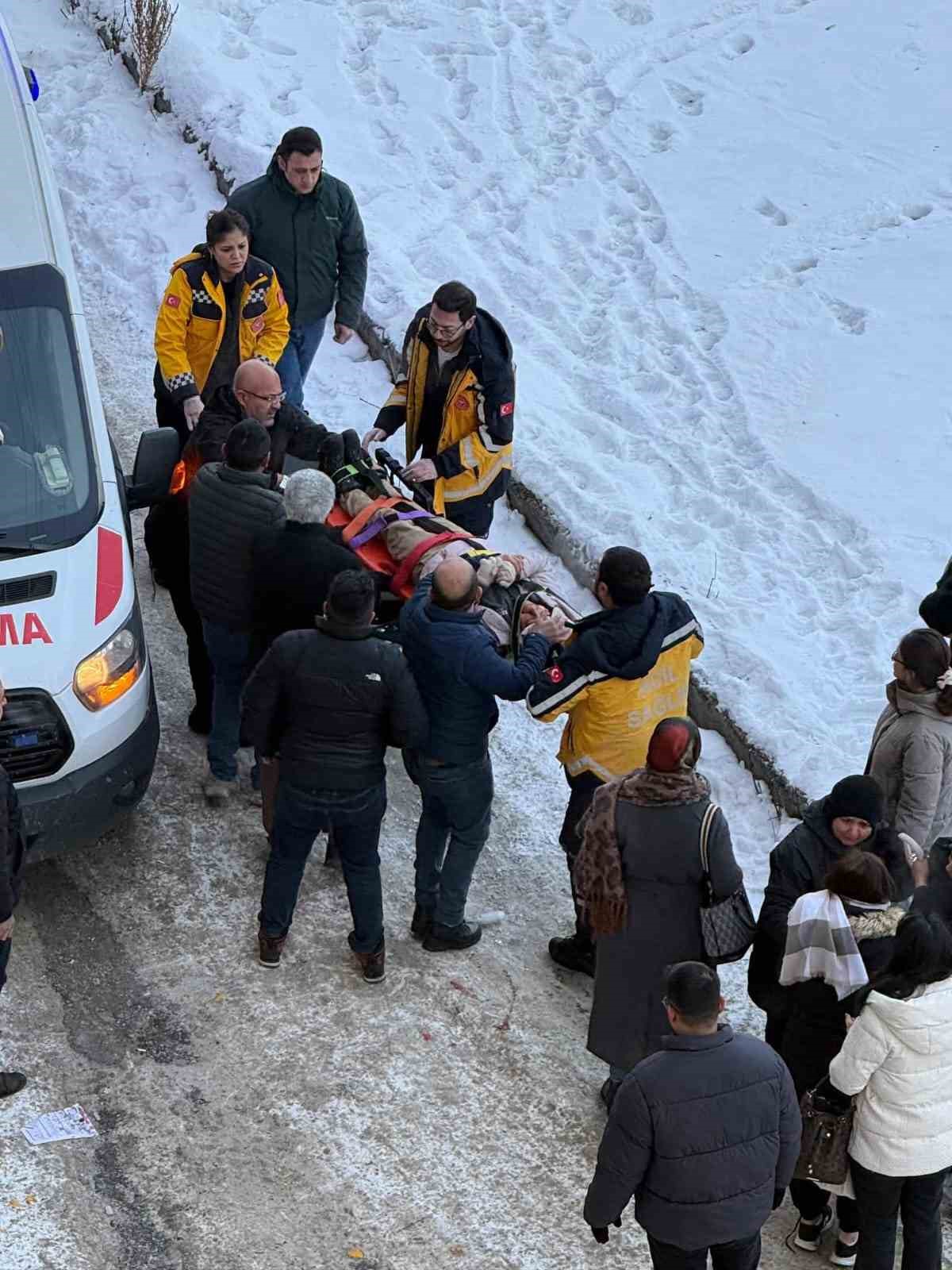 Kars&rsquo;ta okula giden &ouml;ğrencinin başına buz k&uuml;tlesi d&uuml;şt&uuml;
