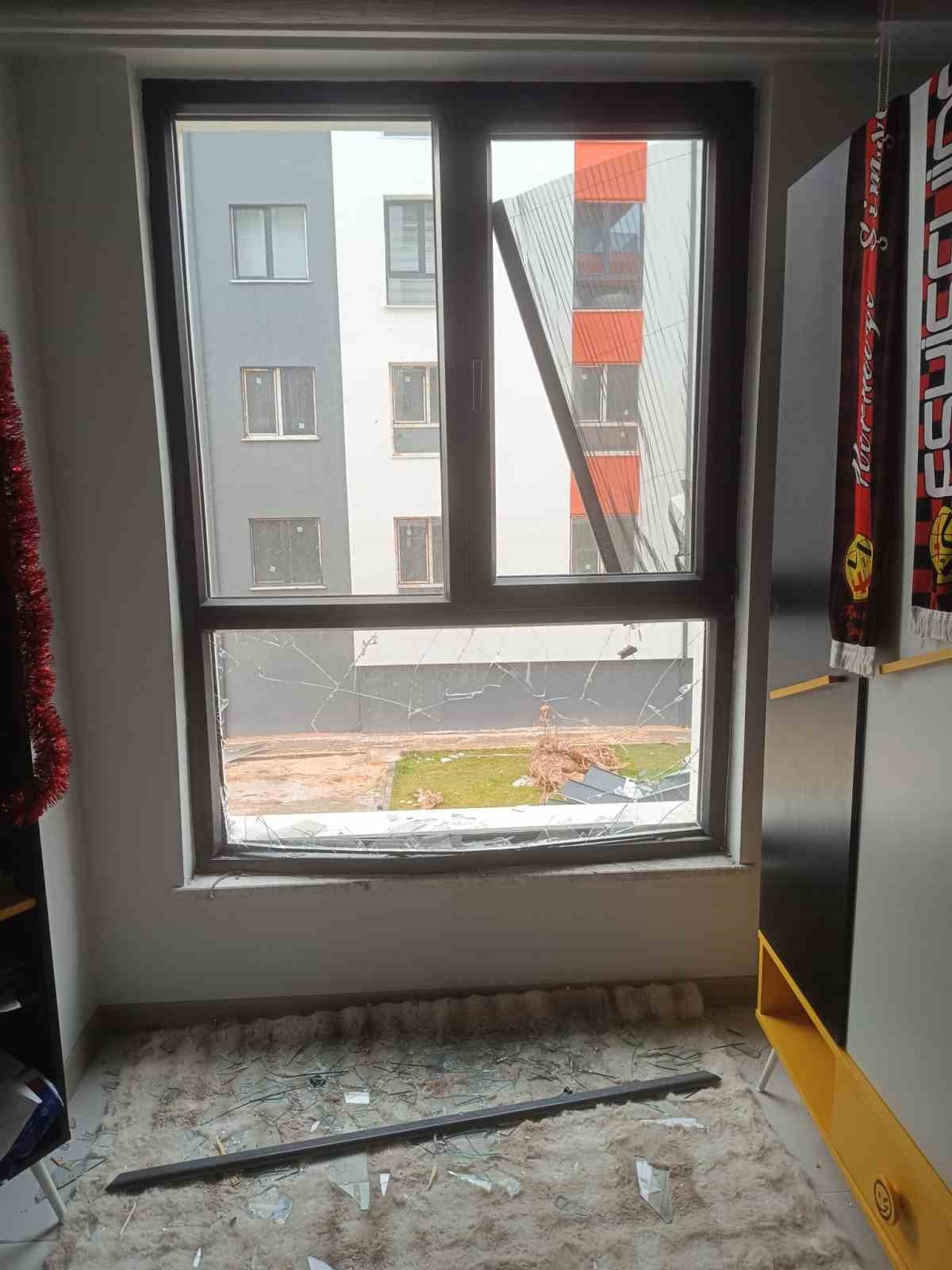 Fırtınada u&ccedil;an &ccedil;atı dairenin i&ccedil;ine girdi
