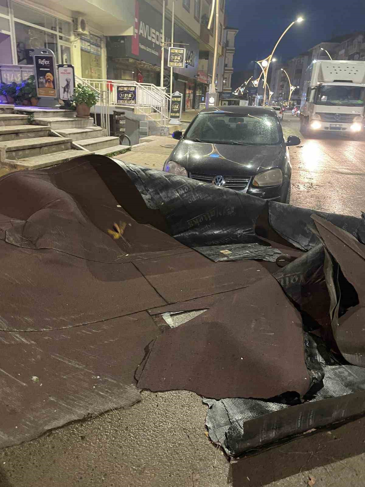 K&ouml;rfez&rsquo;de şiddetli fırtınada &ccedil;atılar u&ccedil;tu, ara&ccedil;lar hasar g&ouml;rd&uuml;
