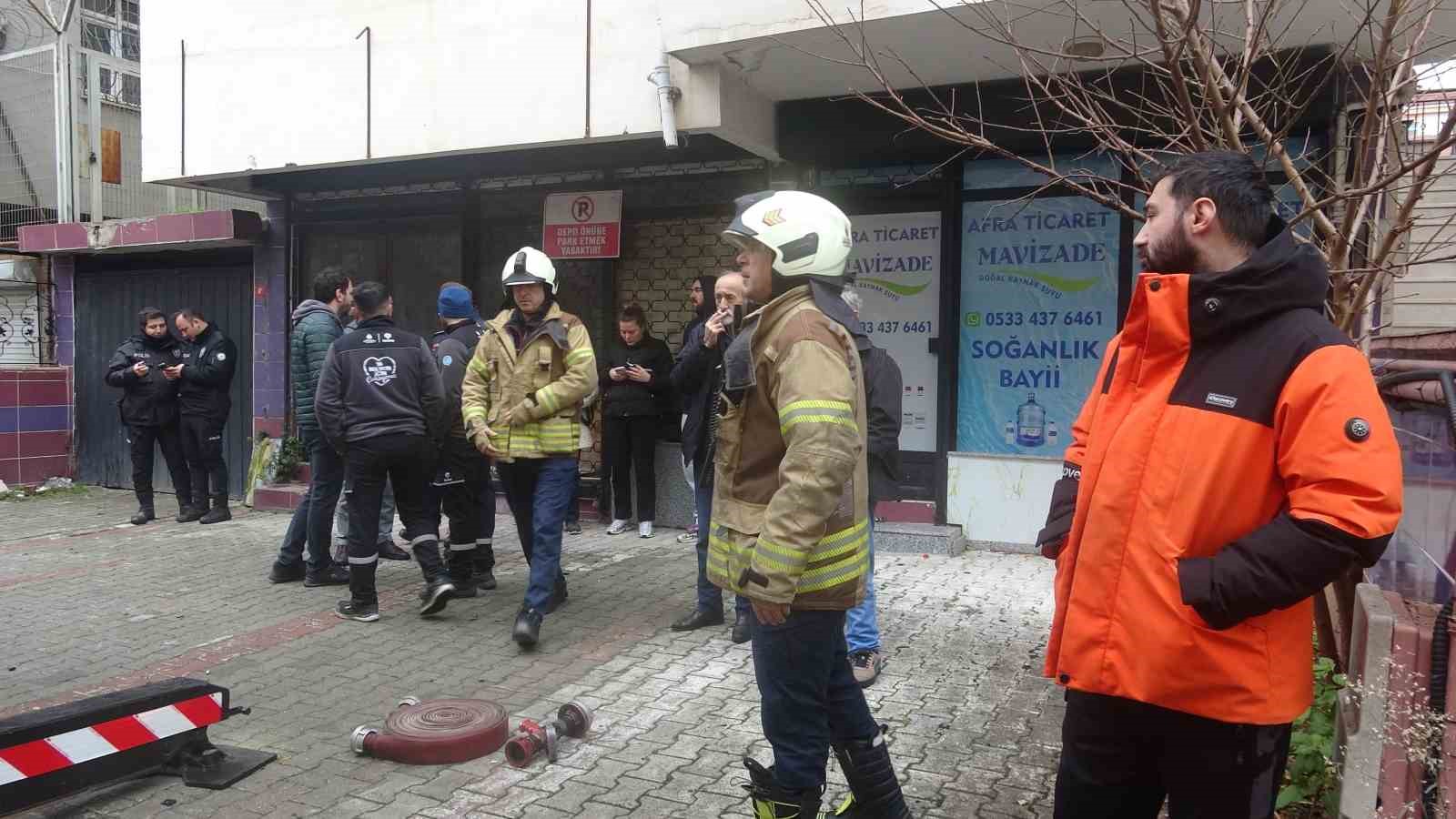 Kartal&rsquo;da &ccedil;atı katında yangın paniğe neden oldu
