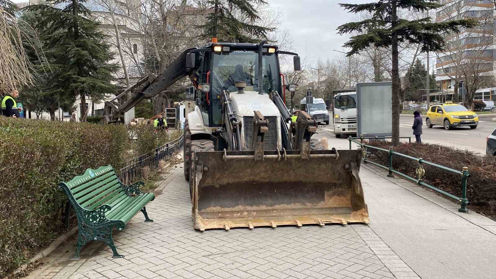 Eskişehir’de fırtına sebebiyle ağaçlar devrildi
