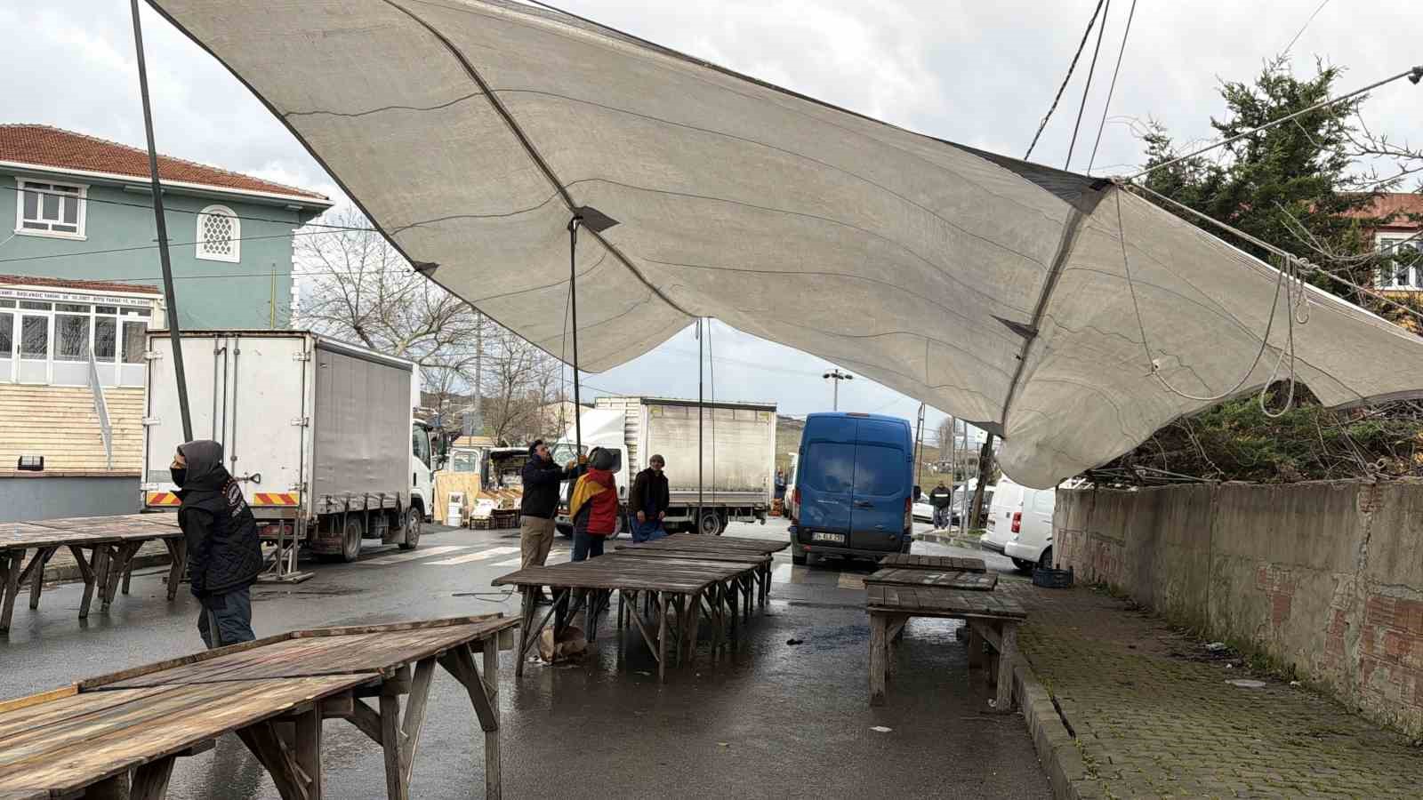 Arnavutk&ouml;y&rsquo;de fırtına pazarı vurdu, 08.00&rsquo;den beri &ccedil;adırı kuramadılar
