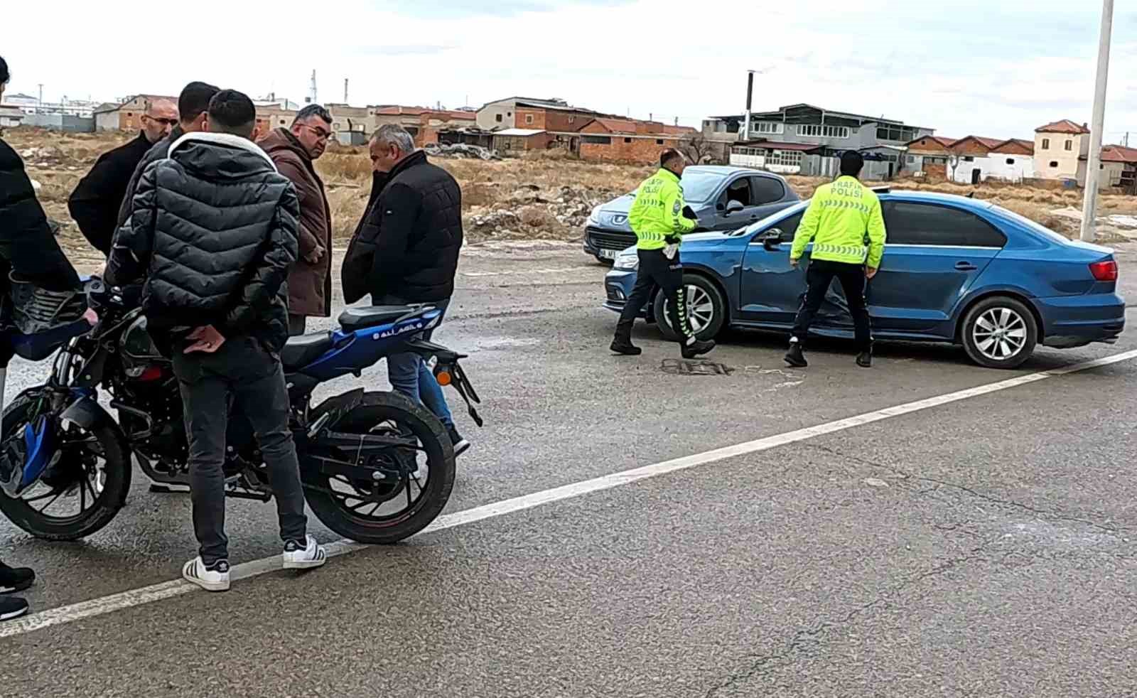 Otomobille &ccedil;arpışan motosikletin 16 yaşındaki s&uuml;r&uuml;c&uuml;s&uuml; ağır yaralandı
