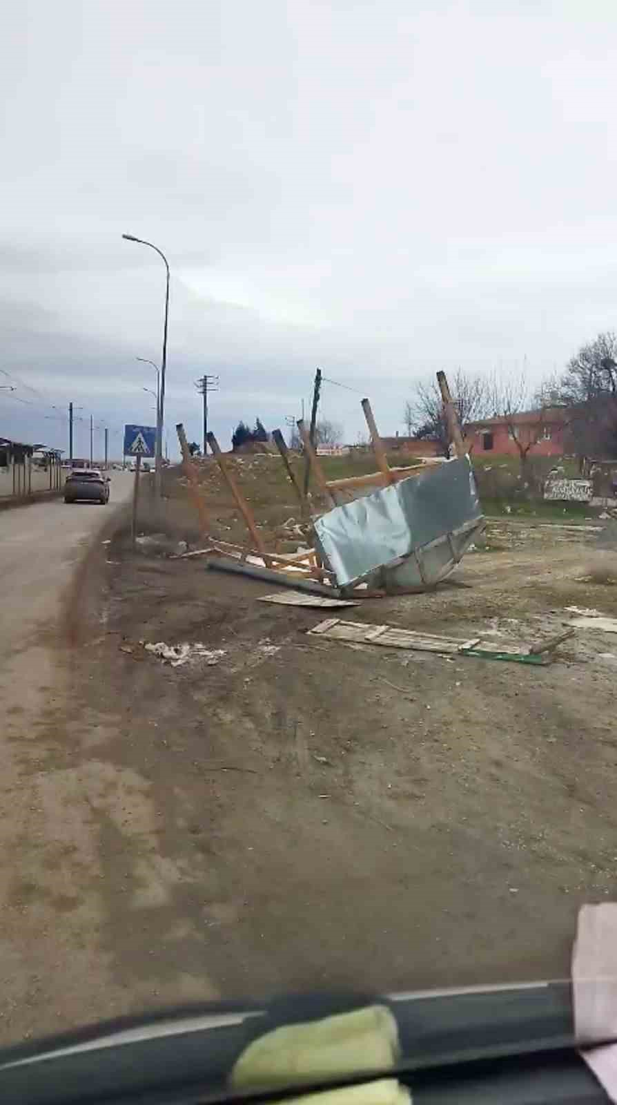 Çankaya Mahallesi’nde fırtına maddi hasara yol açtık