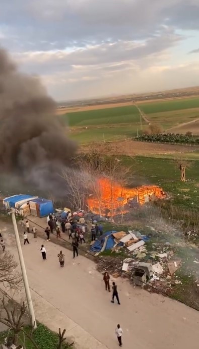 Karacabey&rsquo;de ağıl alev alev yandı
