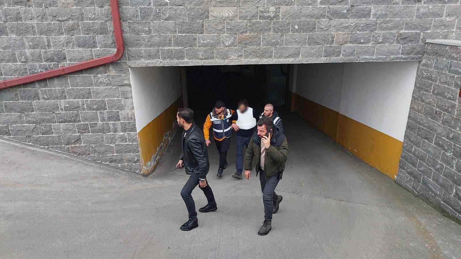 Arkadaşını bıçaklayarak öldüren zanlı emniyetteki sorgusunun ardından adliyeye sevk edildi