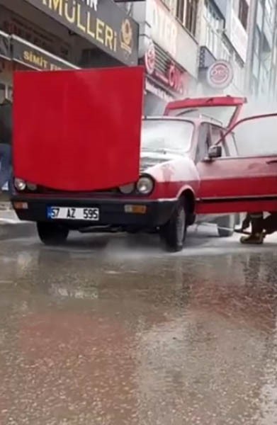 Sinop’ta yanan otomobile esnafın müdahalesi faciayı önledi