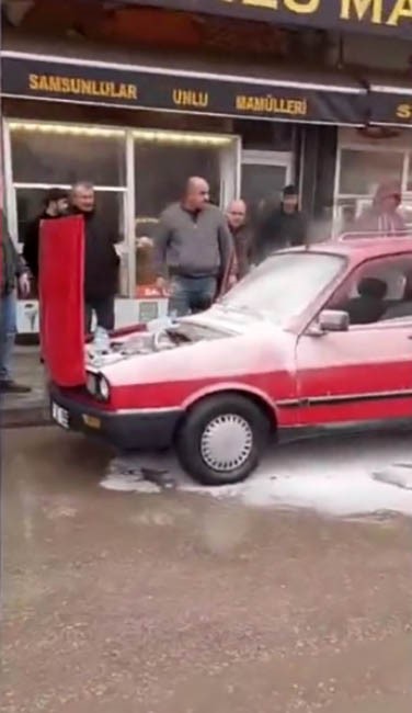 Sinop’ta yanan otomobile esnafın müdahalesi faciayı önledi