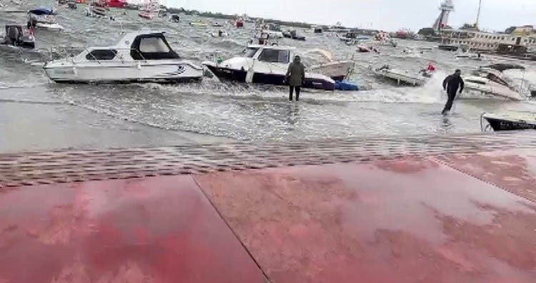 Tuzla’da fırtına alarmı: Deniz sahil yoluna taştı, tekneler zor anlar yaşadı