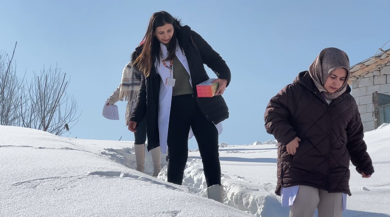 Yüksekova’da sağlık ordusu zorlu coğrafyaya meydan okuyor: 1,5 metrelik karı aşarak vatandaşlara şifa dağıttılar