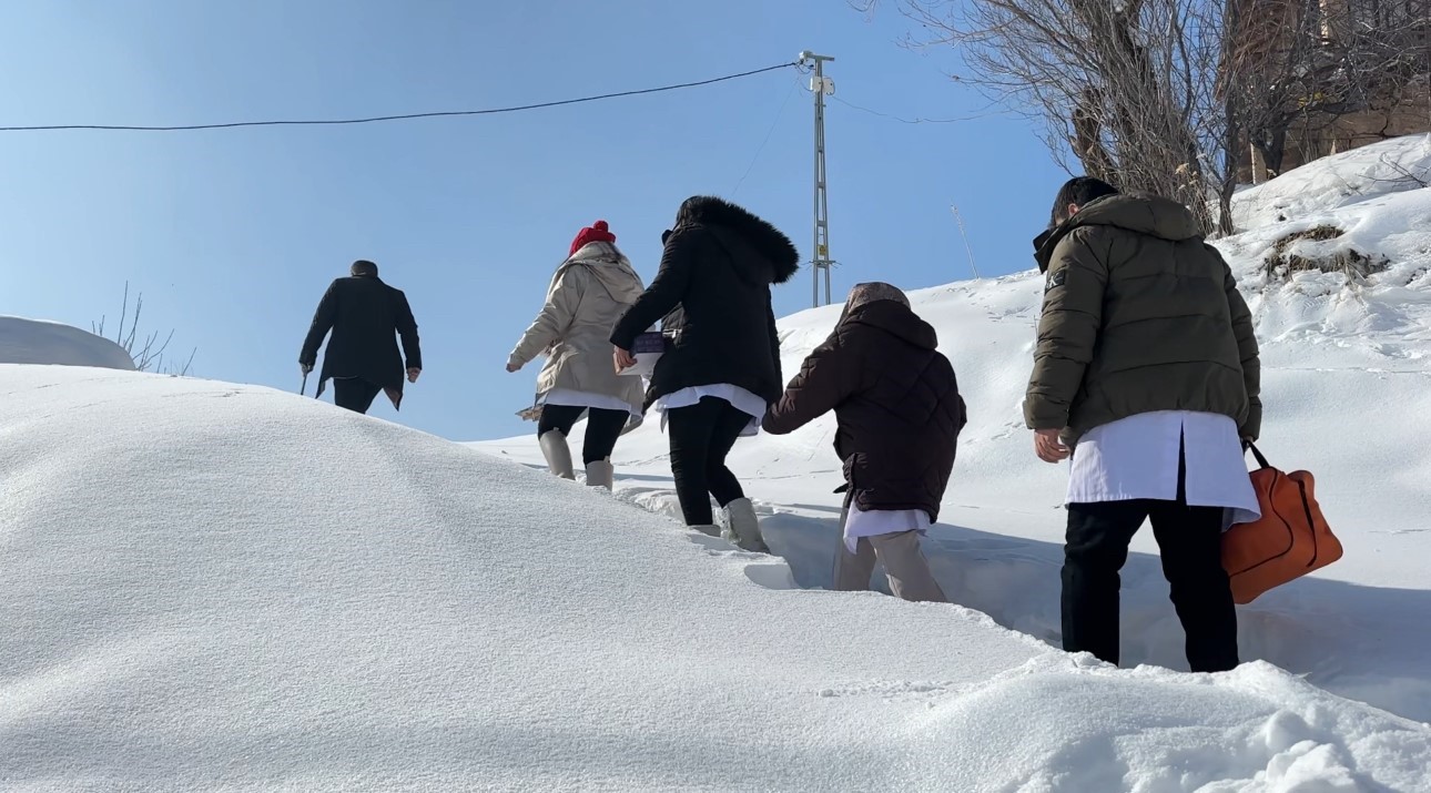 Y&uuml;ksekova&rsquo;da sağlık ordusu zorlu coğrafyaya meydan okuyor: 1,5 metrelik karı aşarak vatandaşlara şifa dağıttılar
