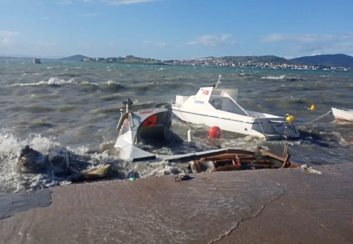 Ayvalık&rsquo;ta kuvvetli fırtına tekneleri batırdı
