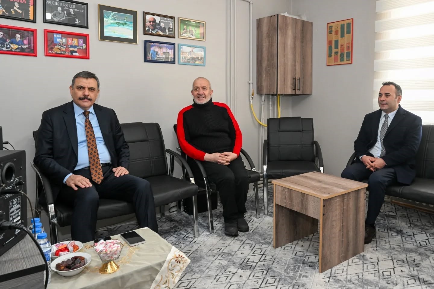 Vali &Ccedil;ift&ccedil;i&rsquo;den "Dua" filmi y&ouml;netmenine ziyaret
