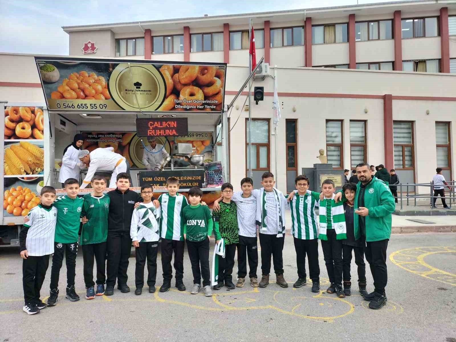 Konyalı &ouml;ğretmen, Ahmet &Ccedil;alık i&ccedil;in her yıl lokma dağıtıyor
