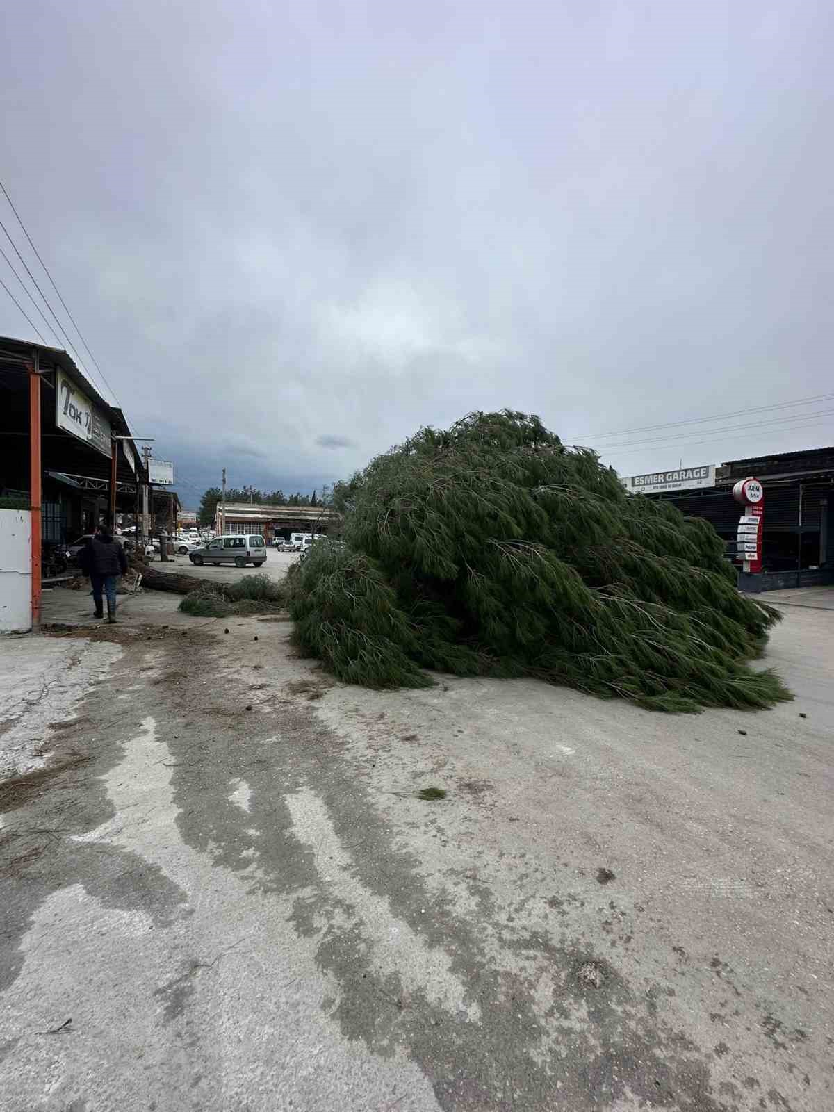 Fırtına il&ccedil;e emniyet amirliğinin &ccedil;atısını u&ccedil;urdu
