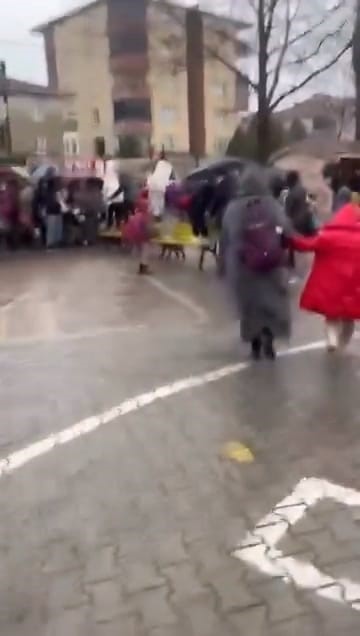 Sel ve fırtınada mahsur kalan &ouml;ğrenciler i&ccedil;in banklardan k&ouml;pr&uuml;
