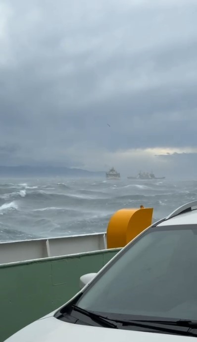 Eskihisar iskelesine yanaşamayıp s&uuml;r&uuml;klenen arabalı feribot g&uuml;venli b&ouml;lgede fırtınanın ge&ccedil;mesini bekliyor
