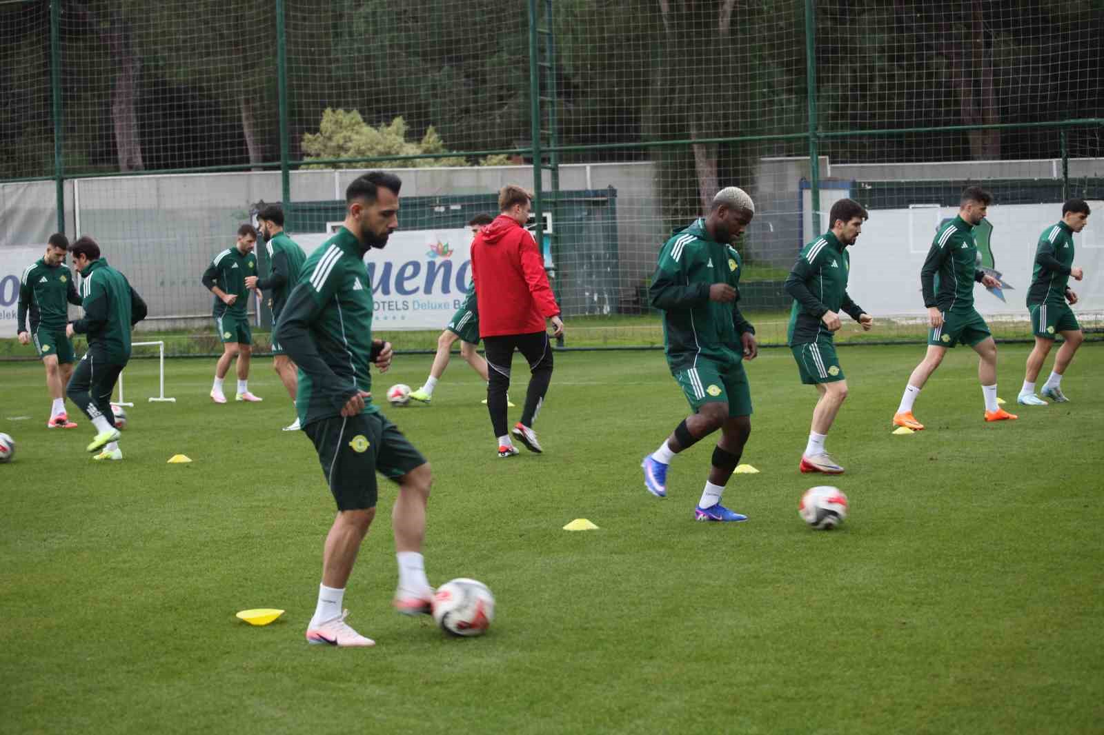 Esenler Erokspor, Antalya&rsquo;daki devre arası &ccedil;alışmalarını tamamladı
