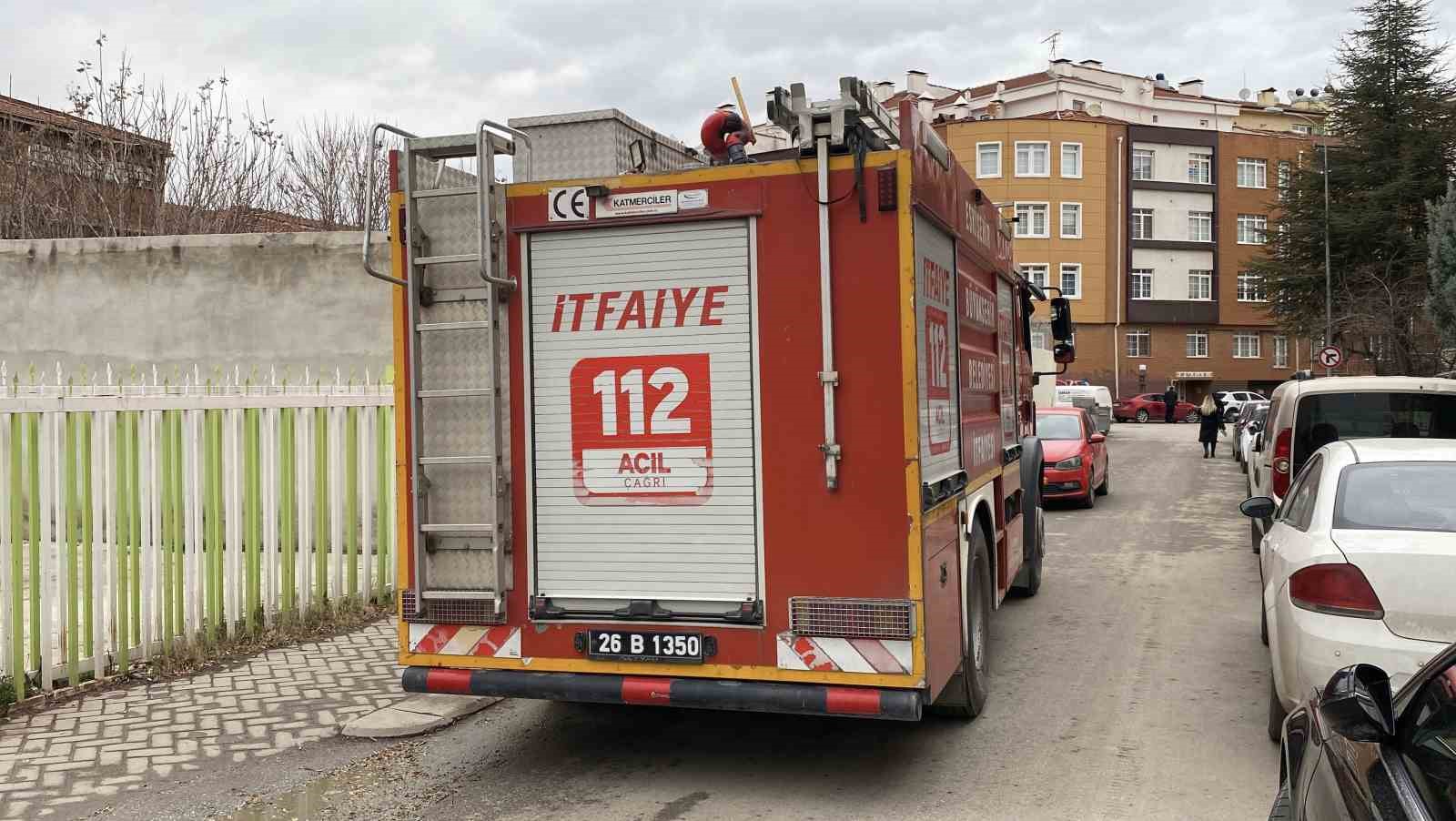 Metruk binanın &ccedil;atı duvarı otoparka devrildi, 6 ara&ccedil;ta hasar oluştu
