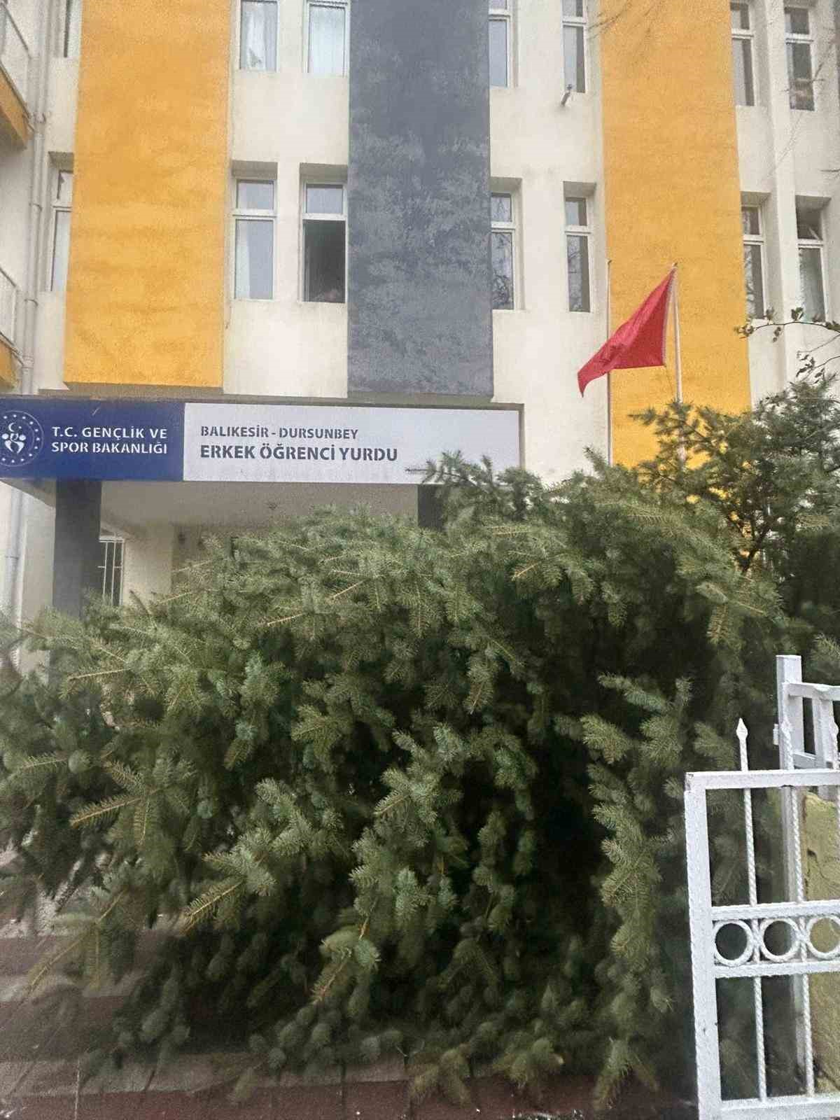 Dursunbey&rsquo;de fırtına ağa&ccedil;ları ve &ccedil;atıları u&ccedil;urdu
