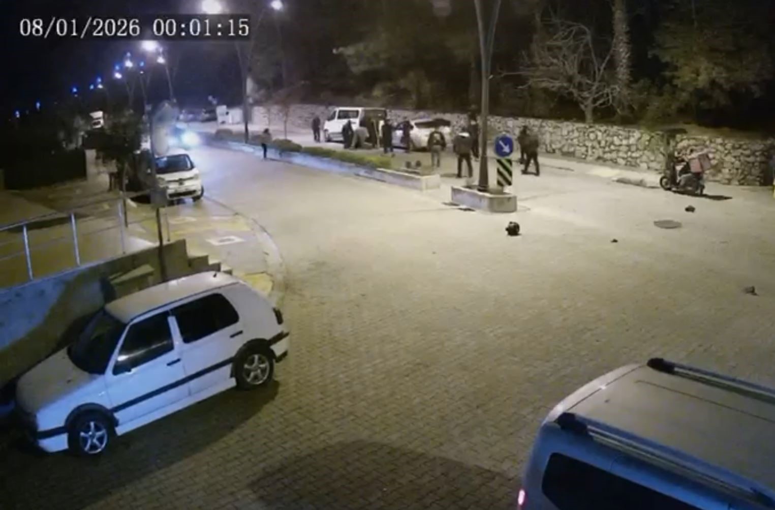 Otomobilin &ccedil;arptığı motosikletli ve yolcusu metrelerce savruldu
