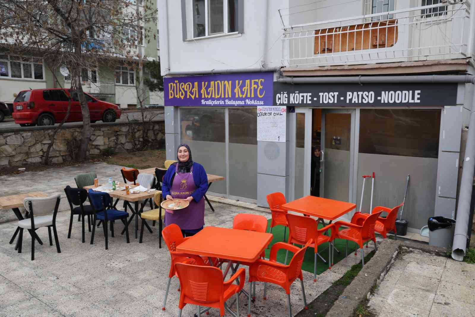 Ev g&uuml;nlerinden esinlenerek kadın kafeyi kurdu
