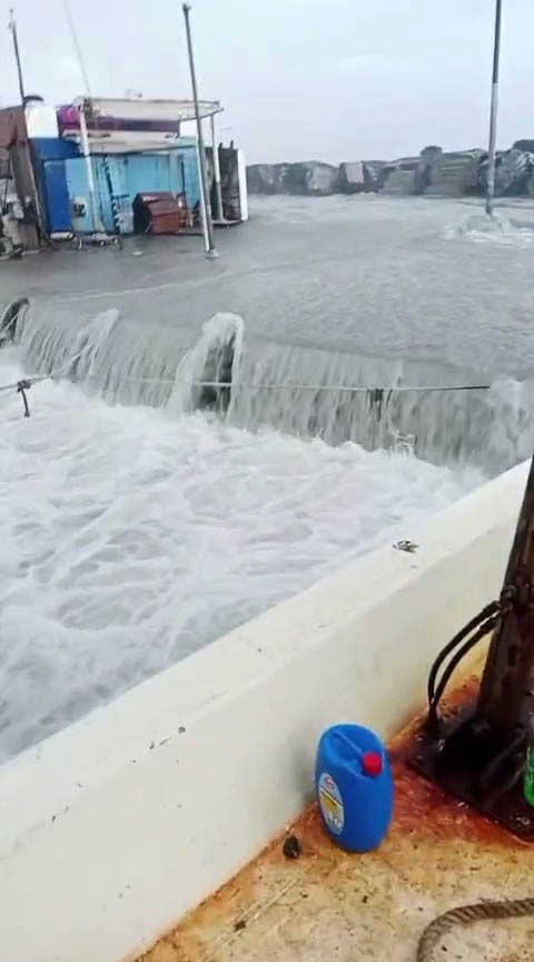 Avcılar&rsquo;da metrelerce y&uuml;kselen dalgalar mendireği b&ouml;yle aştı
