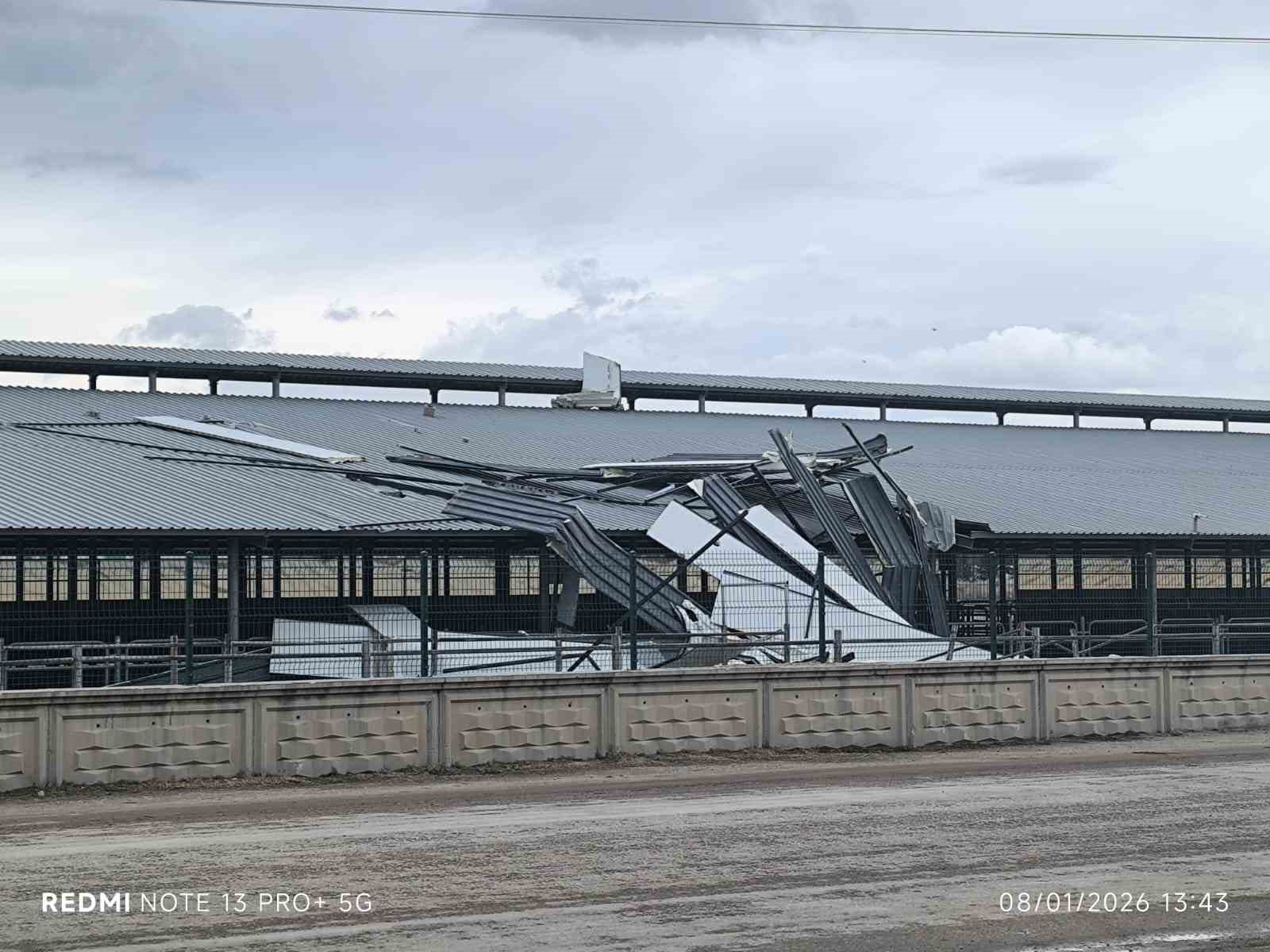 Şiddetli r&uuml;zgar işyerinin &ccedil;atısını ucurdu
