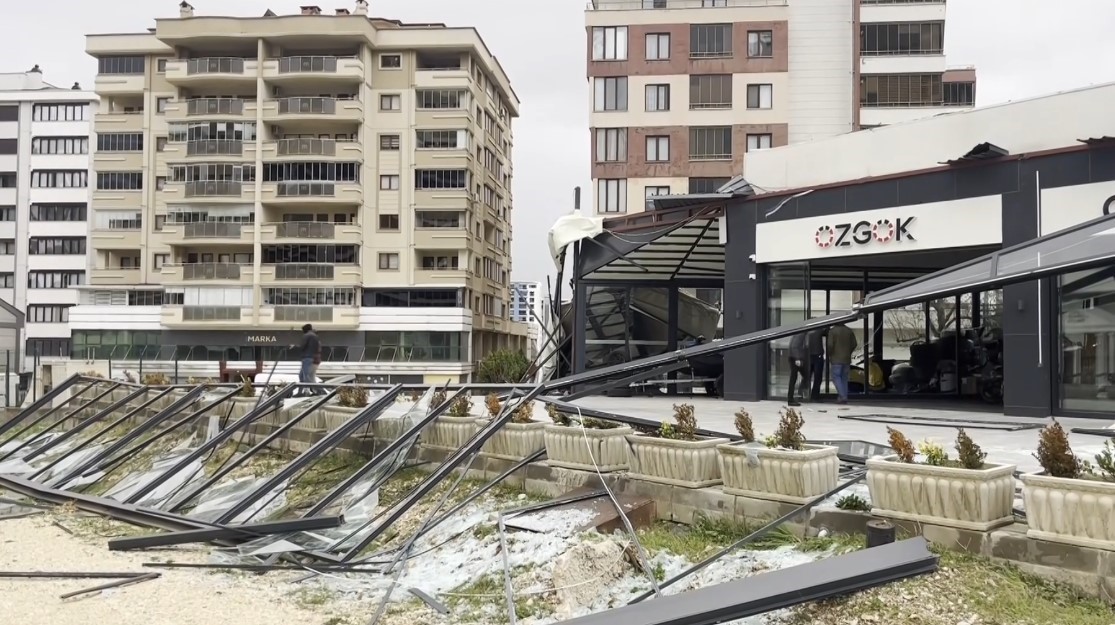 Fırtına &ccedil;atıları u&ccedil;urdu, karavanları devirdi
