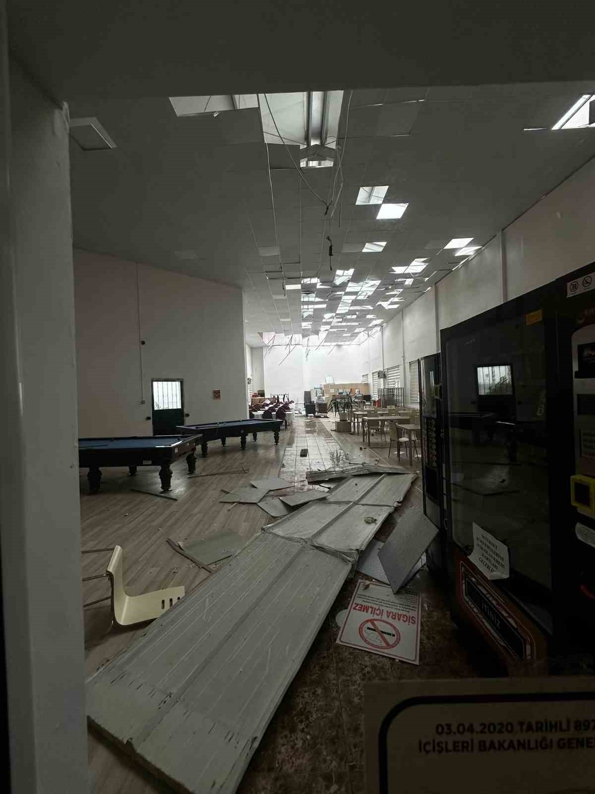 Bilecik&rsquo;te yaşanan fırtınada &ccedil;atılar u&ccedil;tu, ağa&ccedil;lar devrildi
